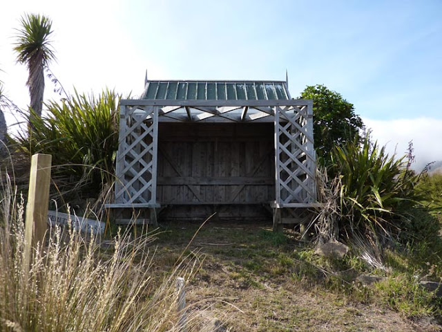 Las montañas de Akaroa tienen bastante desnivel y es bueno tomar descansos Las montañas de Akaroa tienen bastante desnivel y es bueno tomar descansos