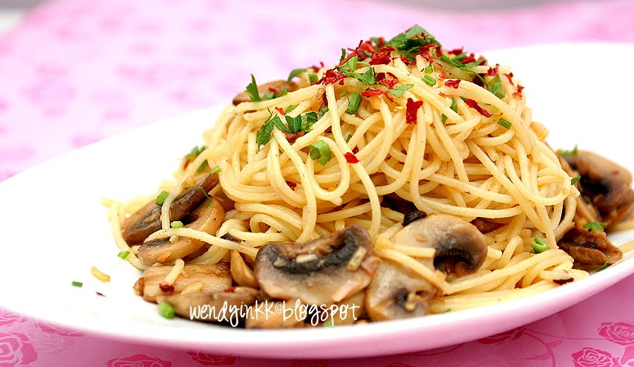 Table for 2.... or more Spaghetti Aglio Olio with Sautéed Mushrooms