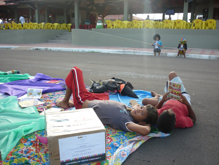 Incentivando a leitura com meninos de rua em Macapá-AP