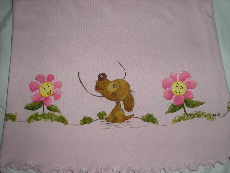 T-shirt com cão e flores