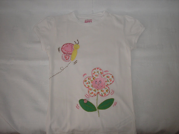 T-shirt com flor e borboleta