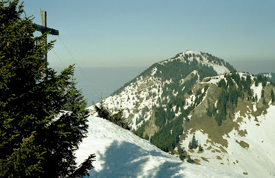 Feichteck Gipfelkreuz Blick zum Hochries