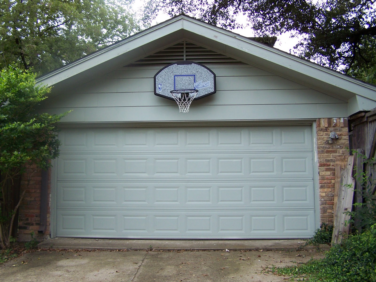 Garage made. Баскетбольное кольцо на гараже. Баскетбольное кольцо над гаражом. Баскетбольный щит на гараж. Ворота гаража с баскетбольным кольцом.