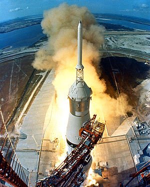 [300px-Apollo_11_Launch2.jpg]
