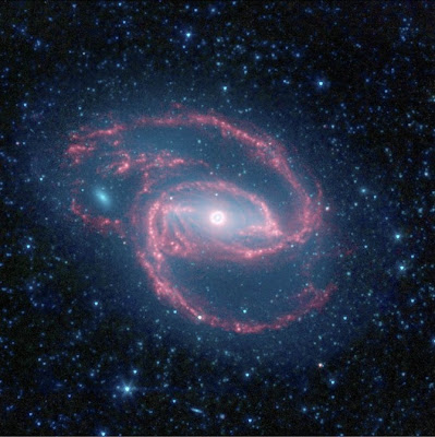 Galaxia con forma de ojo y pupila de agujero negro