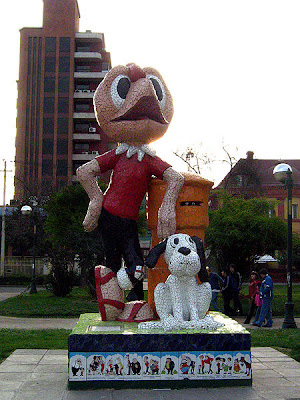 Condorito y su perro Washington. Estatua en parque Esculturas de comic en San Miguel