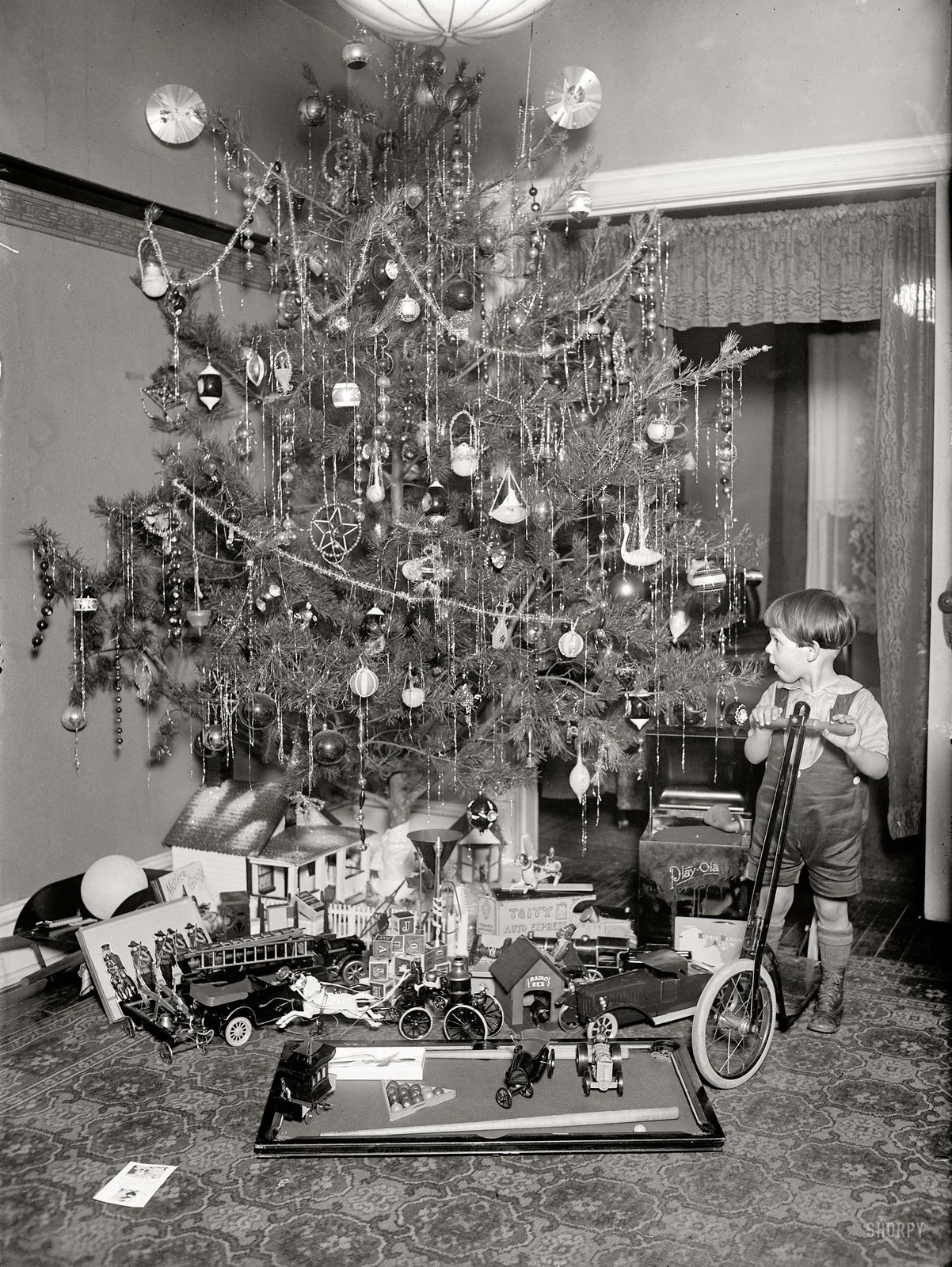 [Christmas+tree,+1922.jpg]