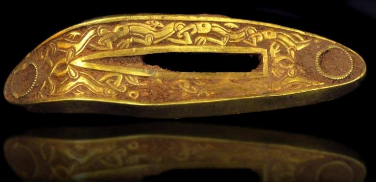 [dagger+hilt+with+intertwined+animals.jpg]