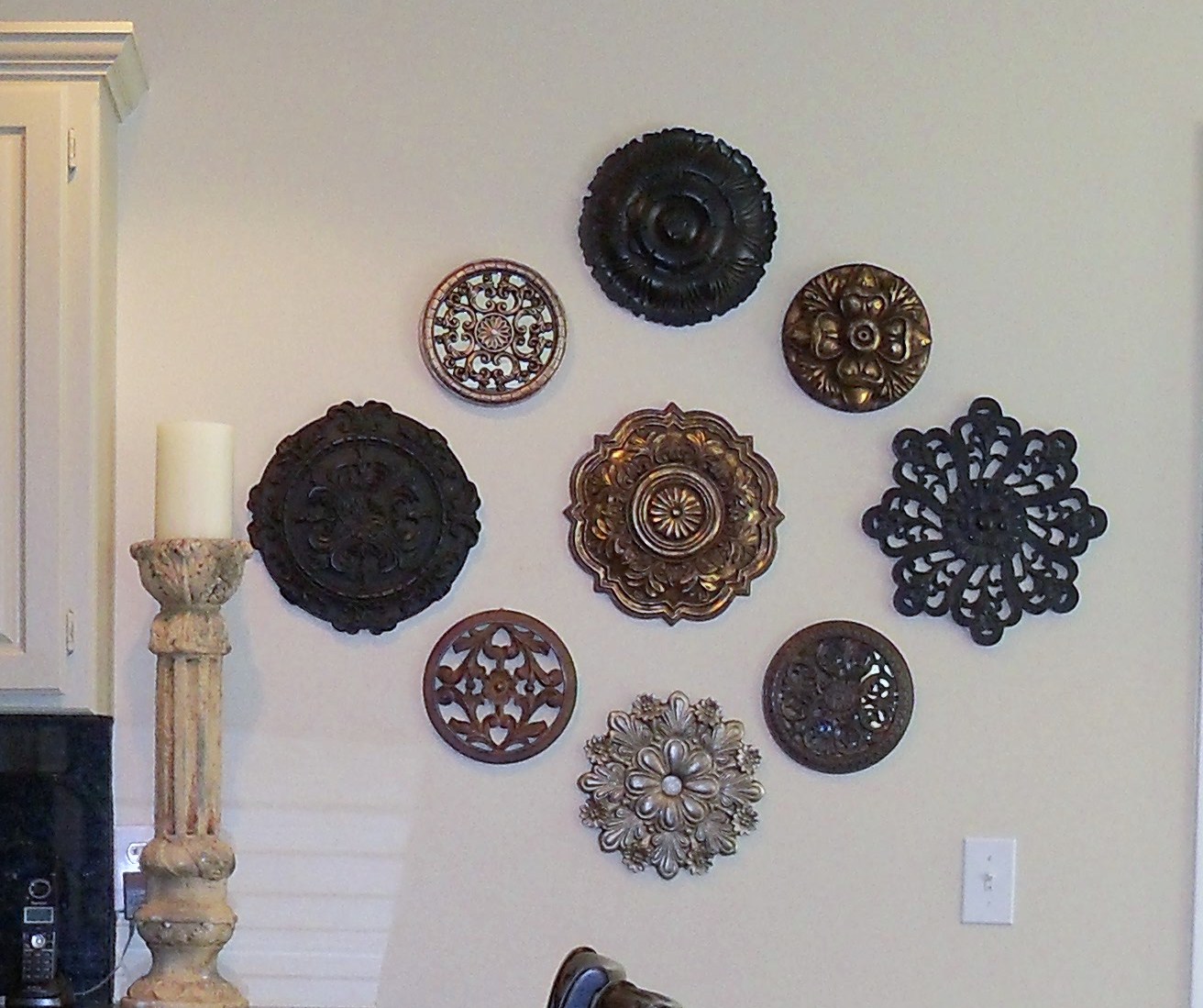 Лепные розетки на стене в интерьере 83 фото