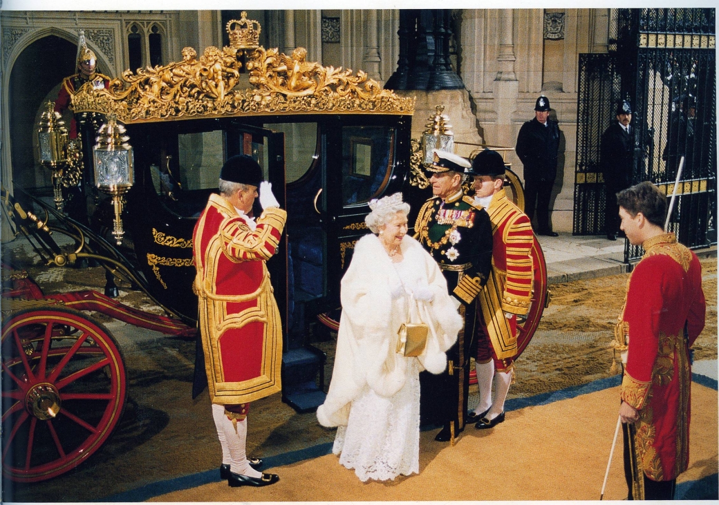 королева елизавета 2 в парламенте. королевский слуга. подданных королевства. великобритания монарх король. коронация георга 4 в англии.
