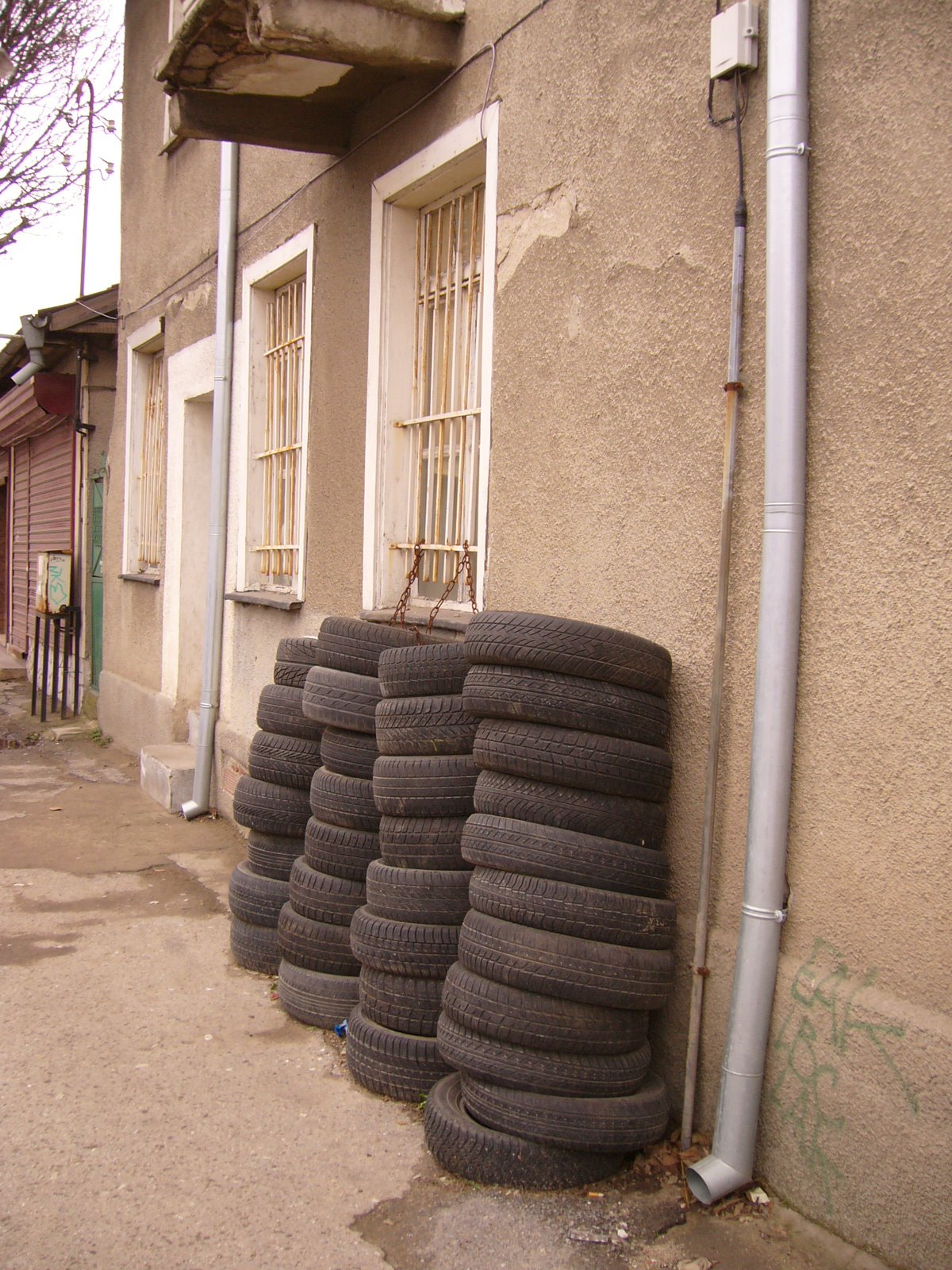 [yambol+daily+picture+6+2+09+Pile+of+Tyres.jpg]