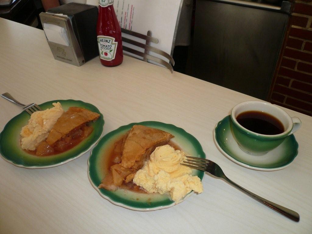 [AP_2piecesapple+pie.jpg]