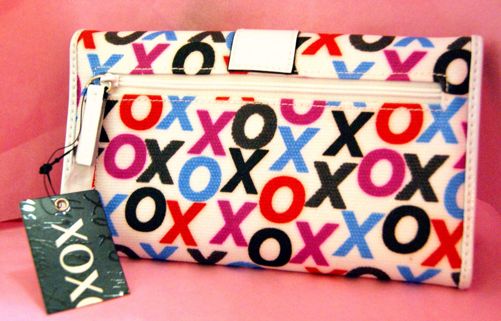 Heaven Item847 NWT XOXO checkbook trifold wallet White Multi )