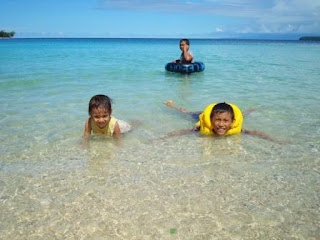 Anak-anak berenang di pantai Pasir Putih, Manokwari