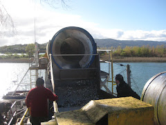 Cargando sardinas desde un barco a un camión de la empresa Camanchaca