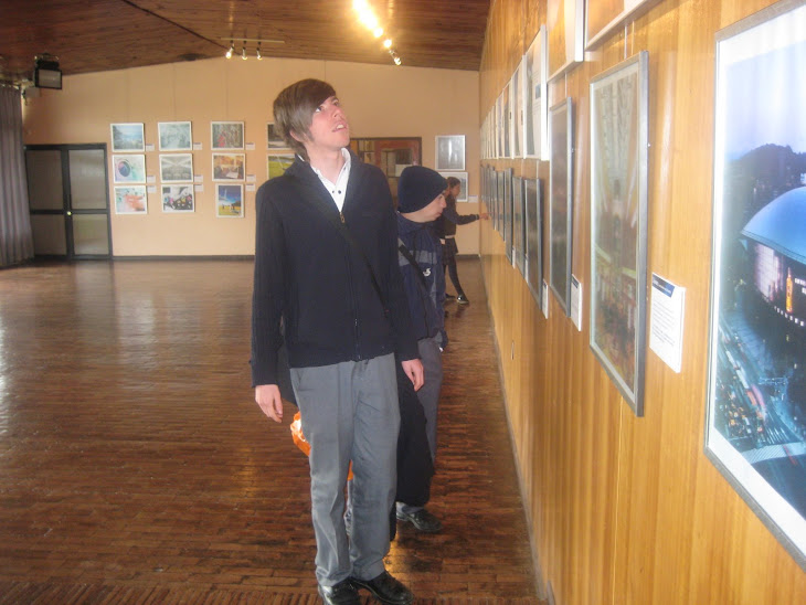 Estudiantes visitando la exposición
