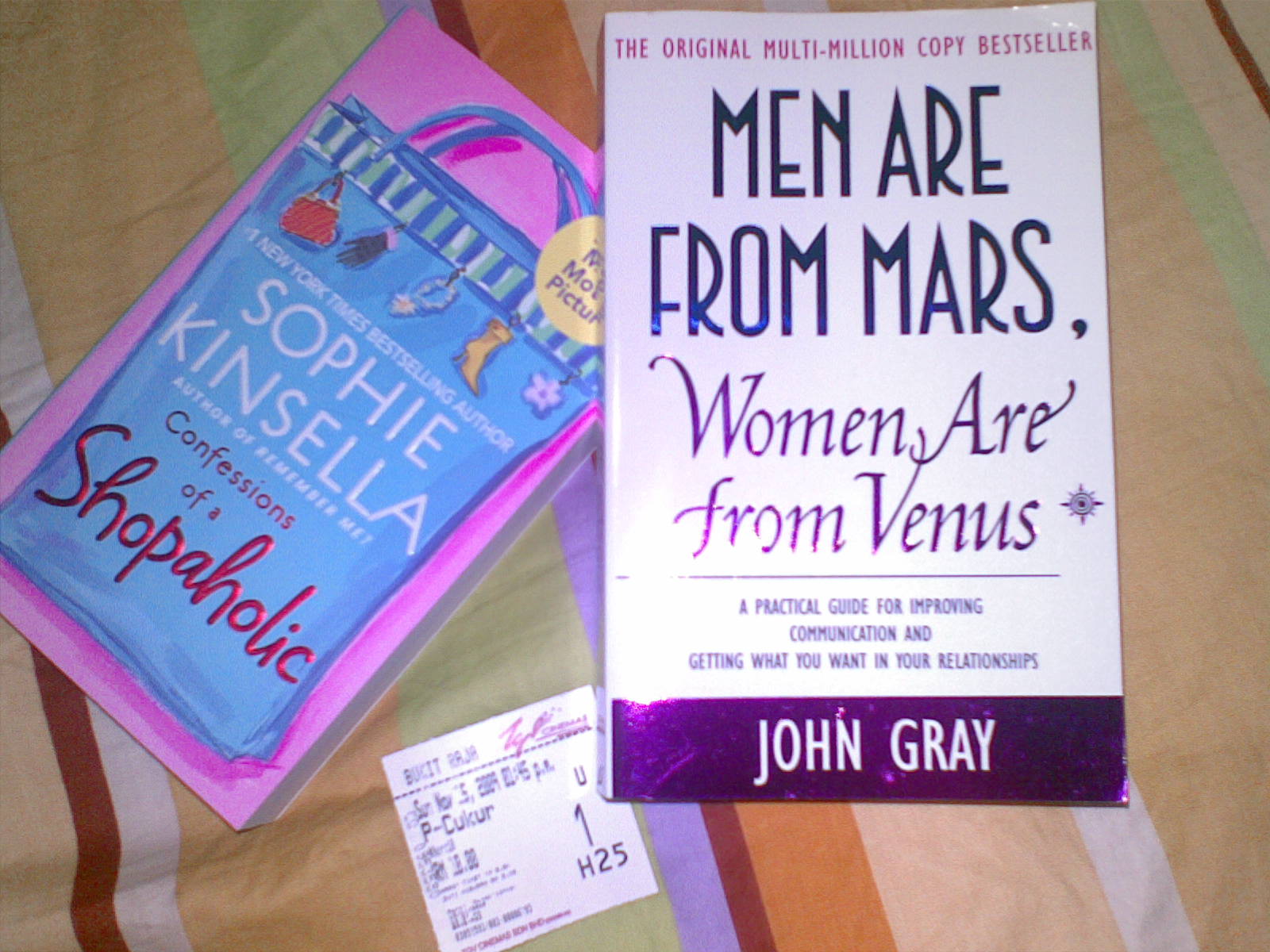 September 7. люди в книжном магазине. покупатель в книжном. I bought this book. книги гиганты.