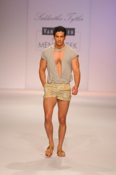 Shirtless Bollywood Men: Muzamil Ibrahim
