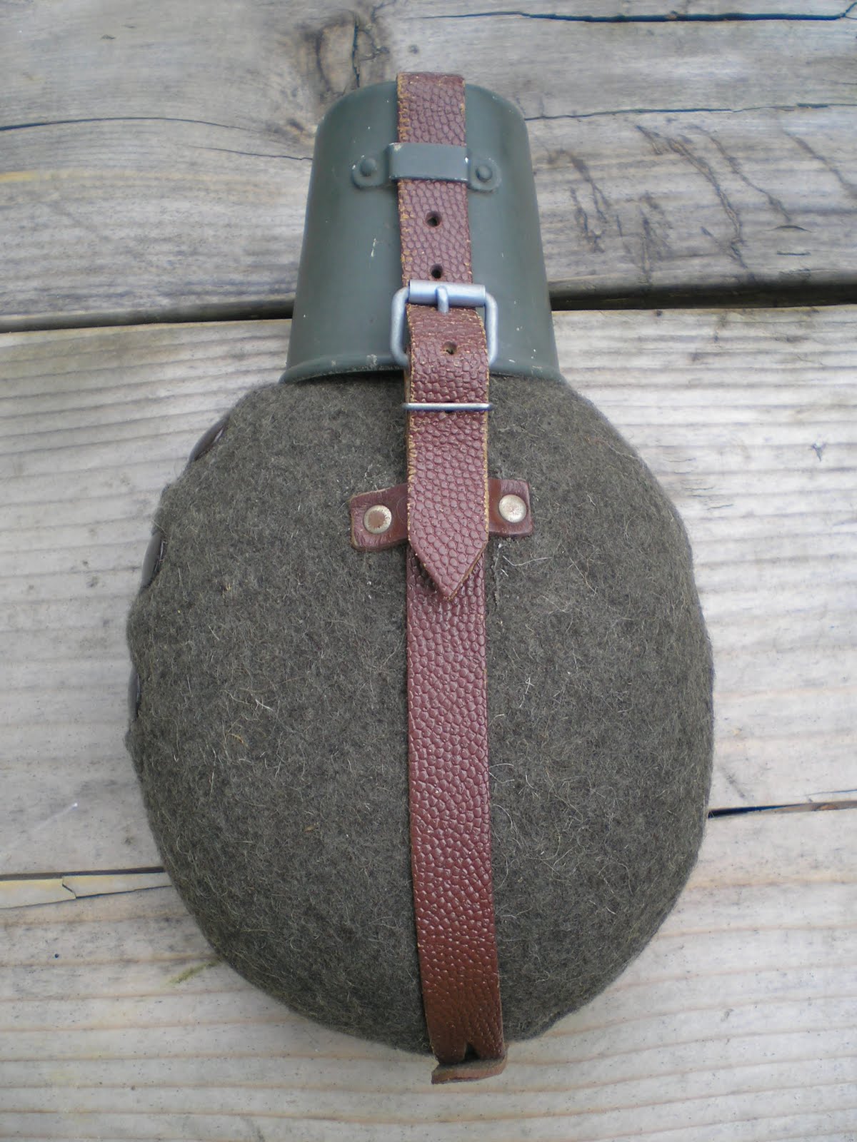 Four Bees M31, Early East German Canteen