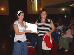 Verónica Grunfeld entrega certificados en Bahia