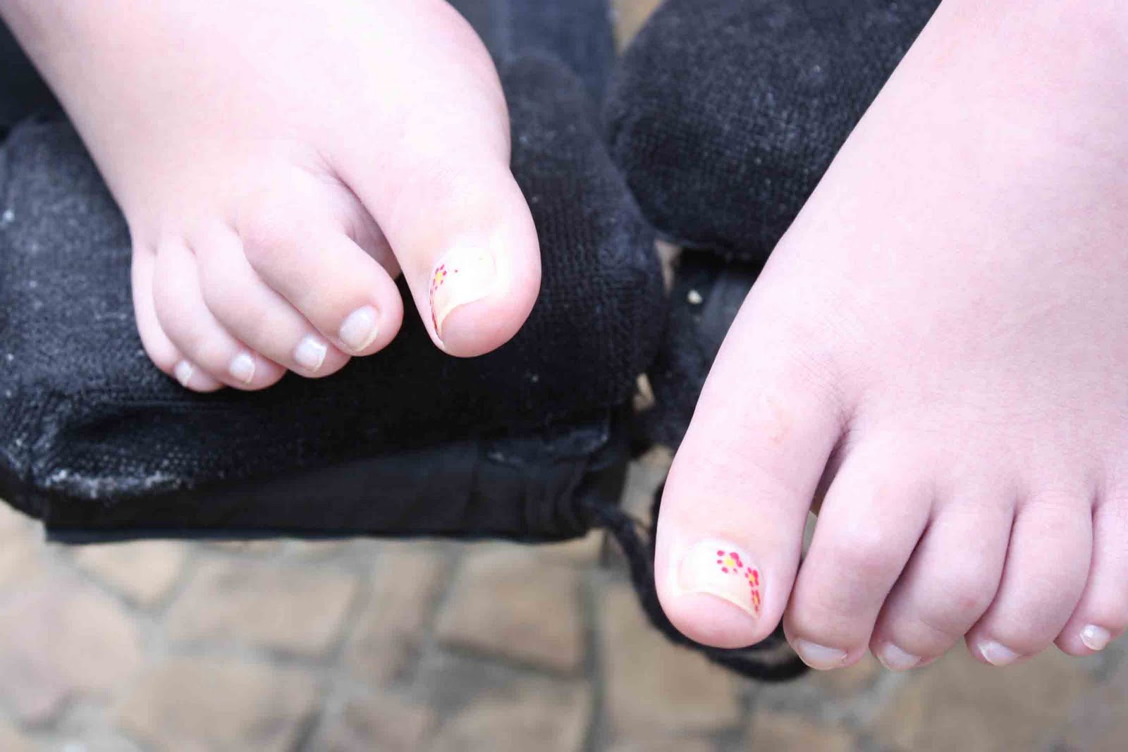 [Pés+de+Flavia+copy.jpg]