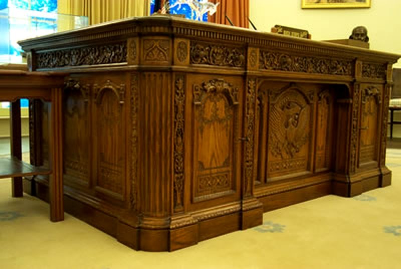 [resolute_desk_2.jpg]