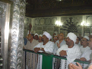 Berdoa di sisi makam Saidina Imam Husain
