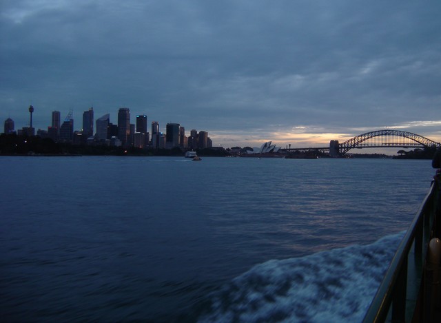 Arrivee sur Sydney le soir en ferry