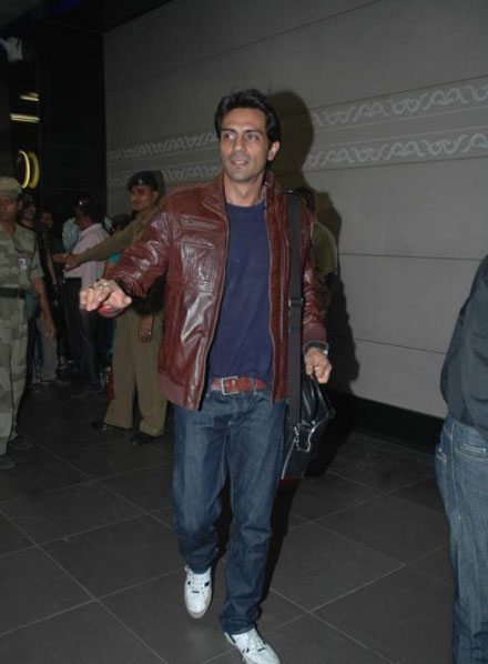 Bolly Celebs leave for Zee Awards 2011 in Singapore