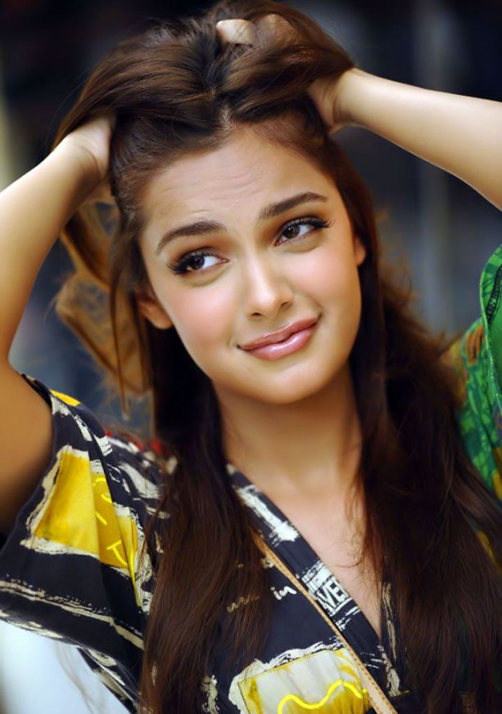 Shazahn Padamsee Sexy Photo Gallery 1