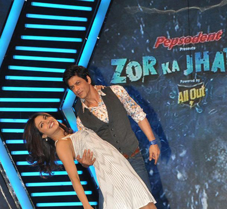 SRK, Priyanka Zor Ka Jhatka Sets Pics