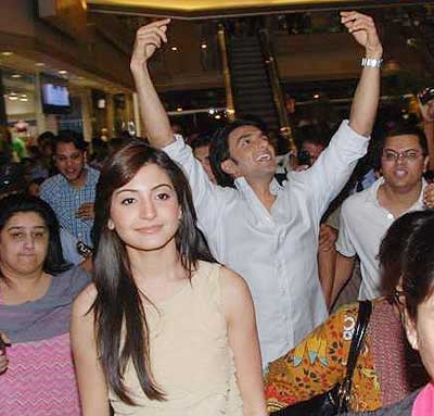 anushka sharma hot scene in band baja barat. images anushka sharma hot kiss