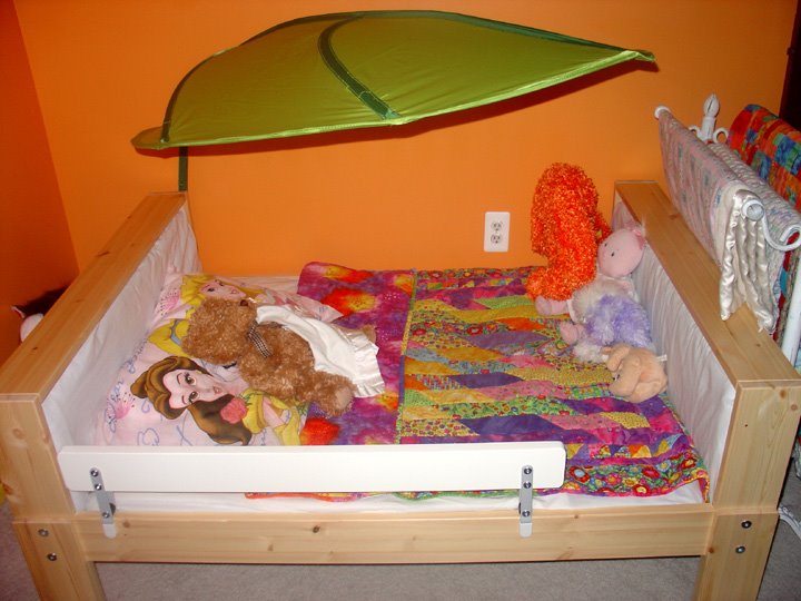 [2008.03.01EdenBigGirlBed.jpg]