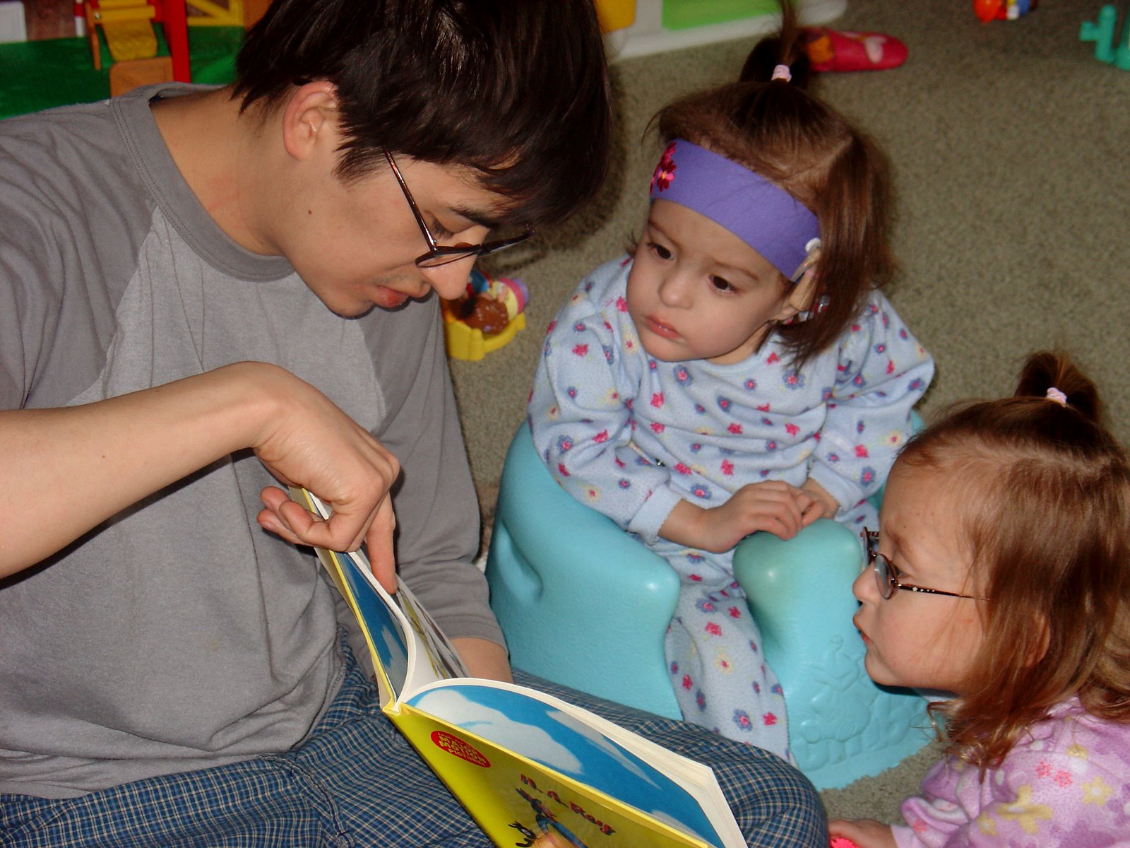 [2007.03.04ReadingwithDaddy.jpg]