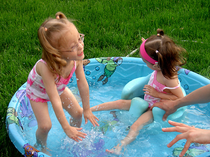 [2007.05.23HollySplashing.jpg]