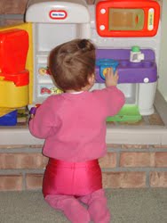 [2005.11.12HollandPlayingHotPants.jpg]