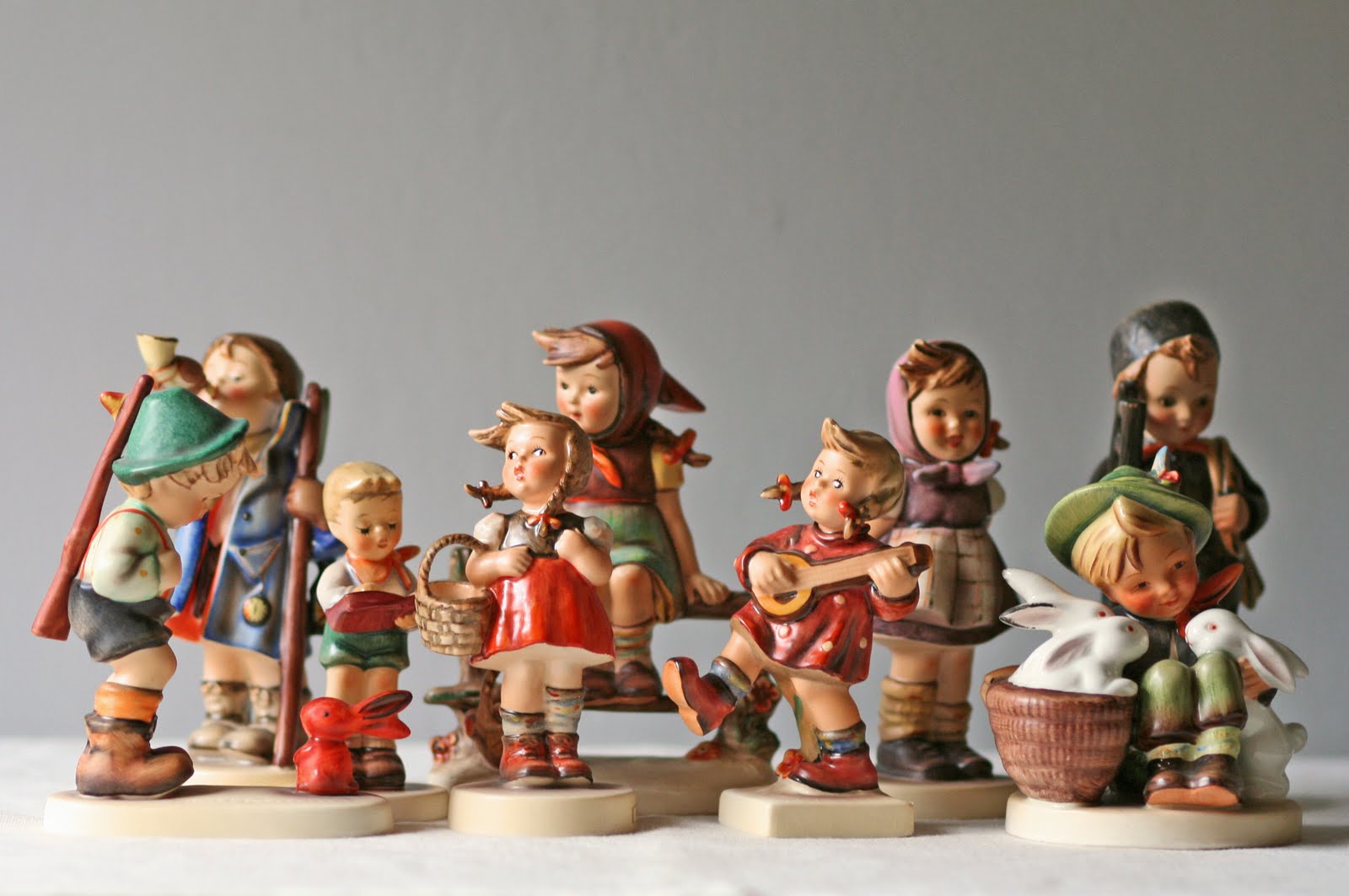 фарфоровые статуэтки животных. полка для фигурок. коллекция статуэток собак. коллекционирую фигурки.