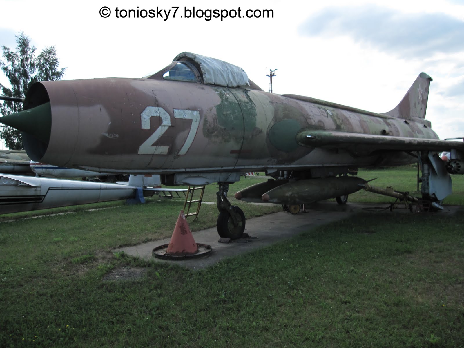 Sukhoi Su-7 BKL Fitter walkaround (Aviation Museum of Riga)