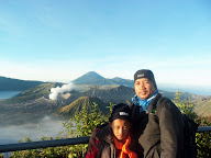 Di view point, pananjakan, berlatar belakang gunung Bromo, Batok, dan Pewgunungan Semeru.