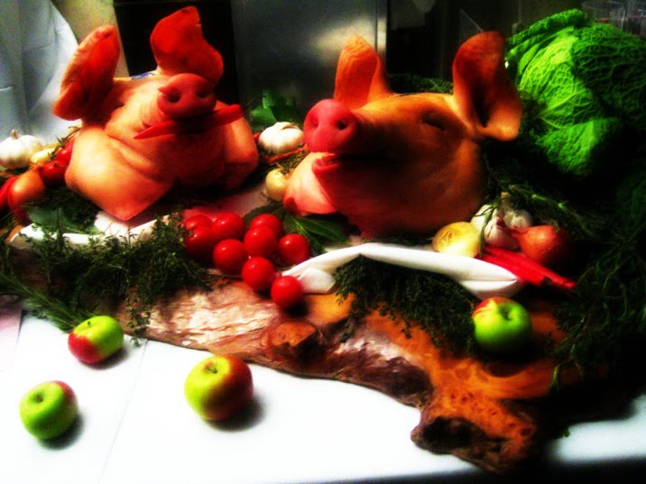 [le+fooding+pigs.jpg]