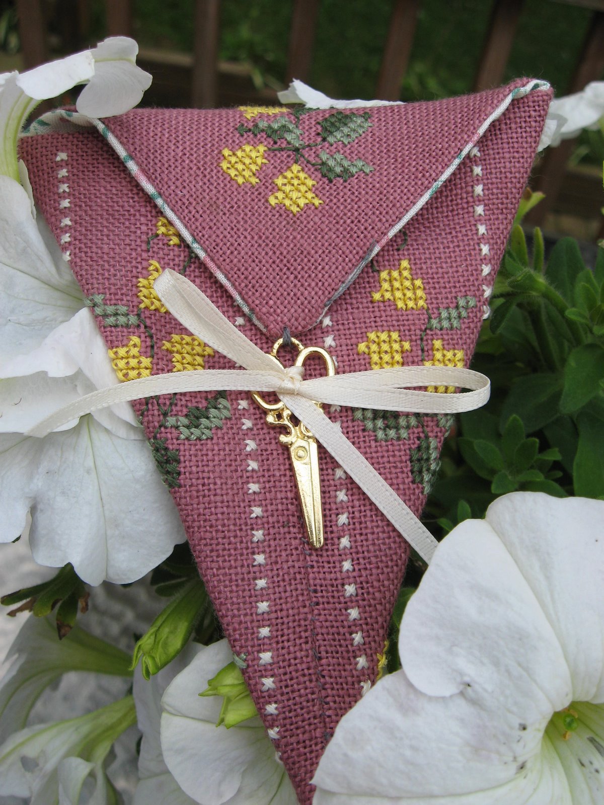 [H+scissor+pocket+with+button+007.jpg]