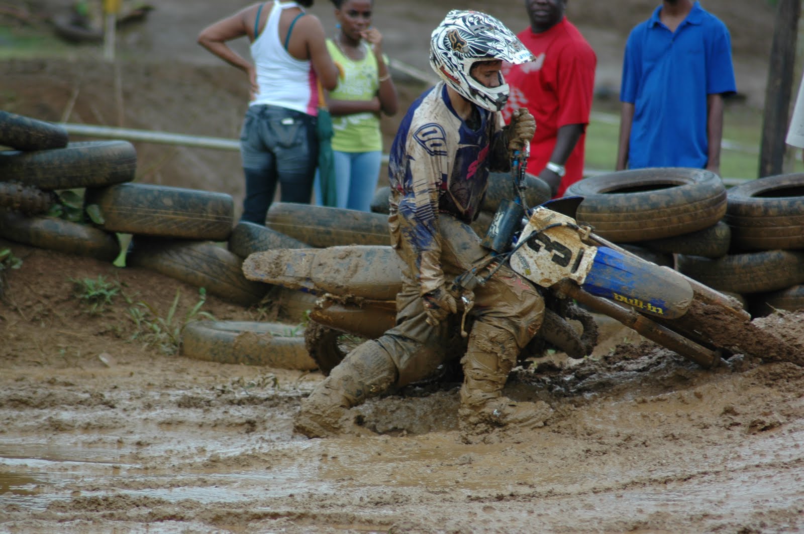 Racing new's Motocross L’art de piloter dans la boue