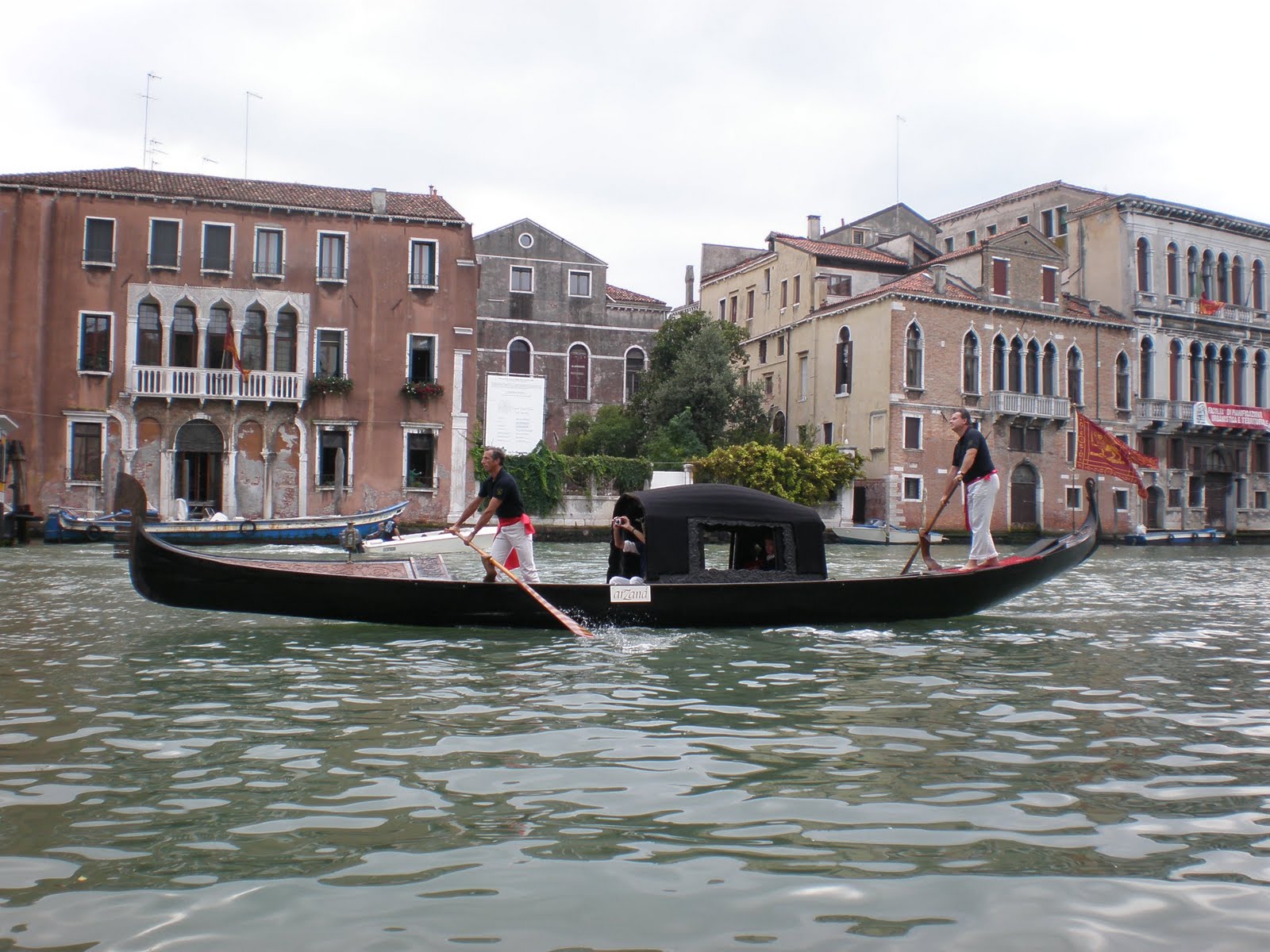 Venezia: la gondola nera col felze