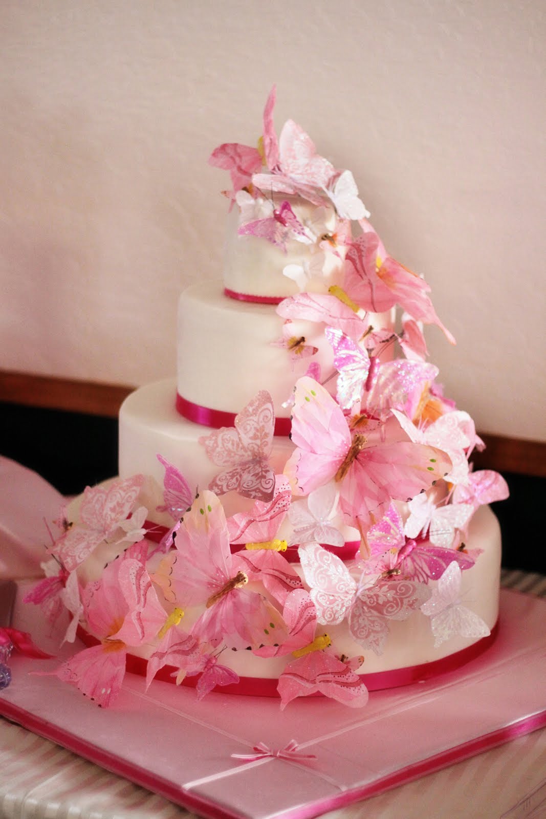 http://4.bp.blogspot.com/_U56yhynHDXY/TJclMvDEBqI/AAAAAAAACMA/oAazS6Acrv8/s1600/Pink-butterfly-wedding-cake-11.jpg