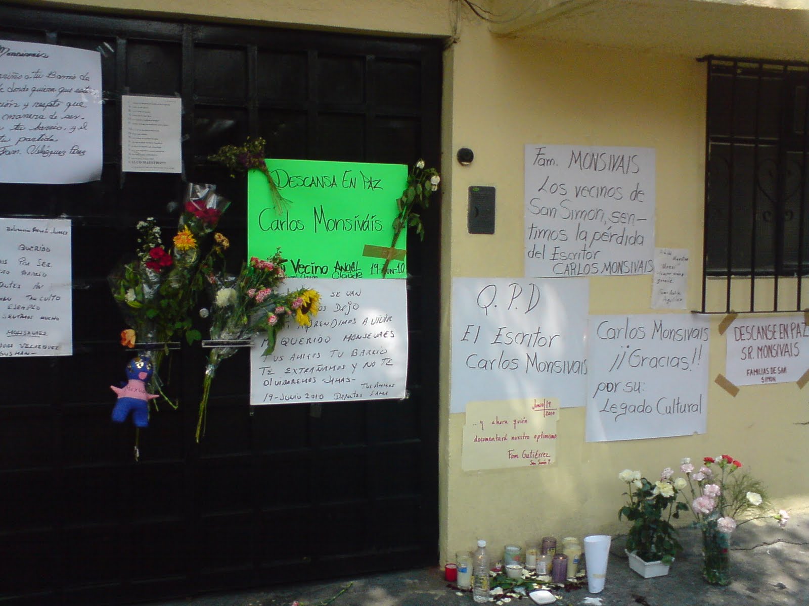 Homenaje a carlos monsivais por vecinos de la colonia