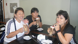 As Mães Kelly Rumi, Mary Rumi, e Kelly Houra tomando Café com Leite gelado