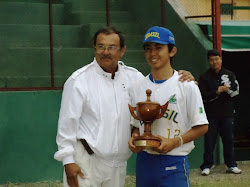 Entrega do Troféu de Campeão pelo Presidente do Clube Popeye Beisebol Clube - Pepe