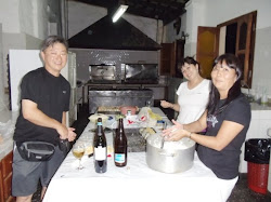 O Chefe da Cozinha Sensei Nagano comandando o jantar, dando ordens para Kelly Houra e Mary Rumi