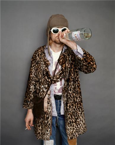 Kurt_Cobain-Drinking_Evian.jpg