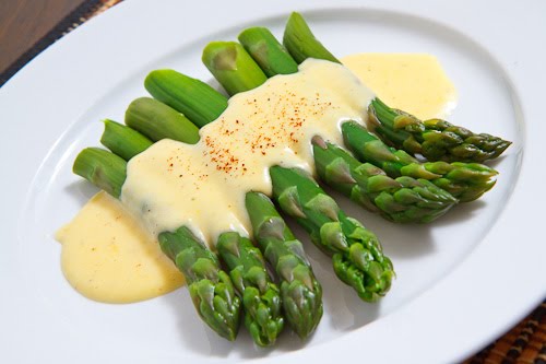 Hollandaise Sauce on Asparagus Hollandaise Sauce on Asparagus